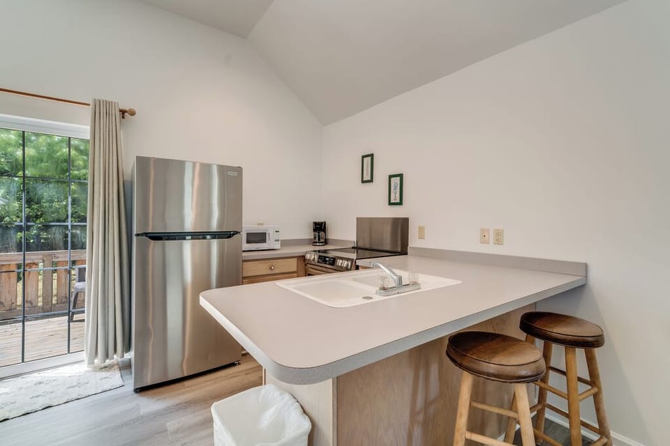 Full Kitchen will make mealtime easy breezy.