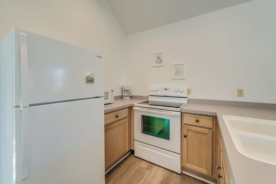 Well Stocked Kitchen, plus a Gas Grill!