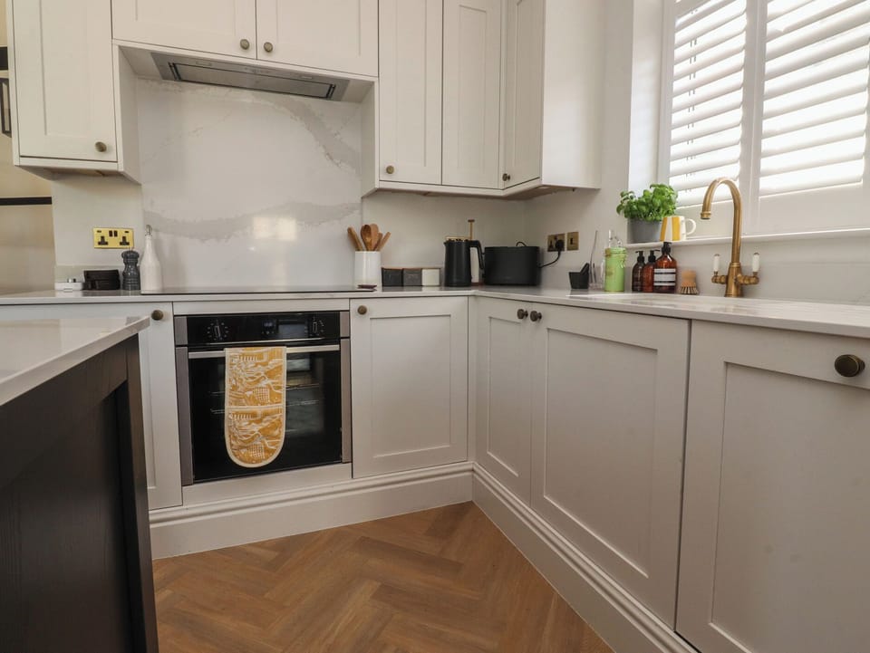 Dishwasher, cookware/dishes/utensils