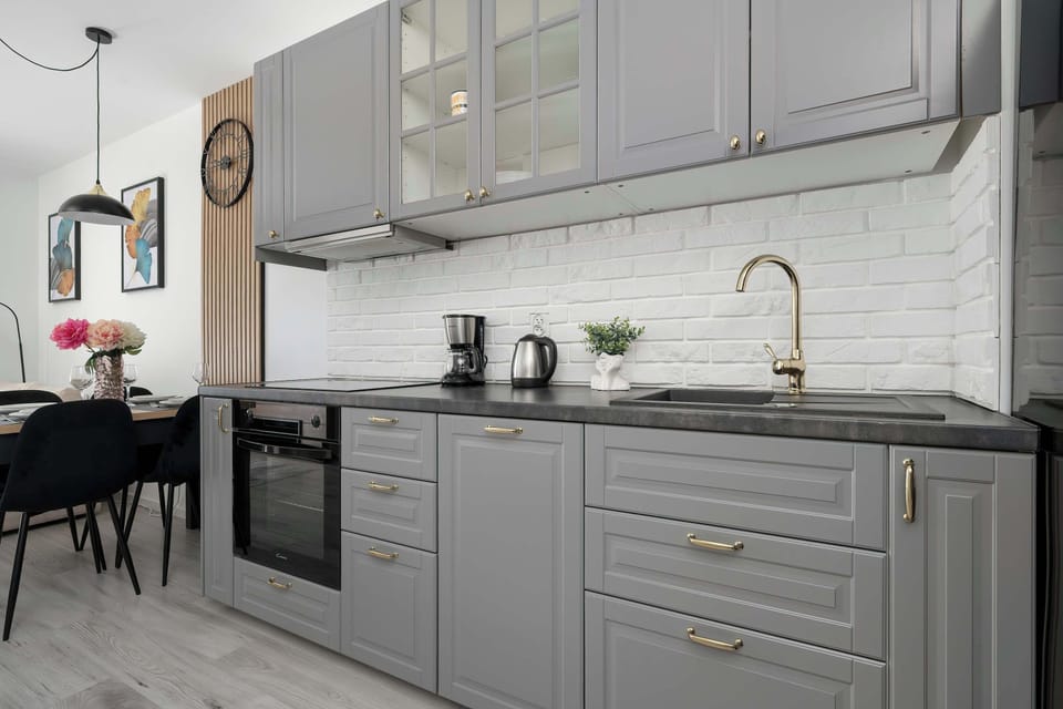 Fully equipped kitchenette with modern appliances and elegant finishes.