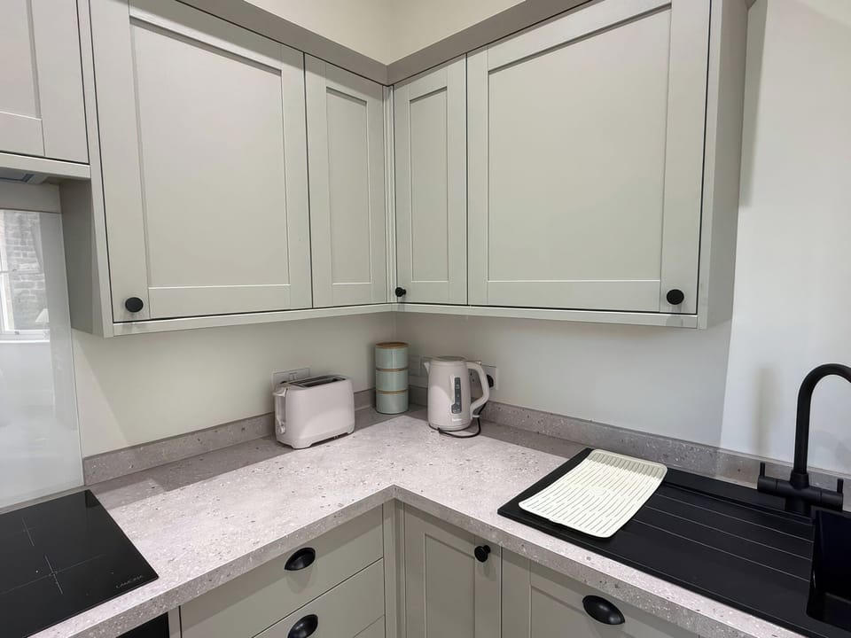 Cottage | Private kitchen | Dishwasher, cookware/dishes/utensils