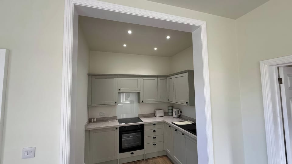 Cottage | Private kitchen | Dishwasher, cookware/dishes/utensils