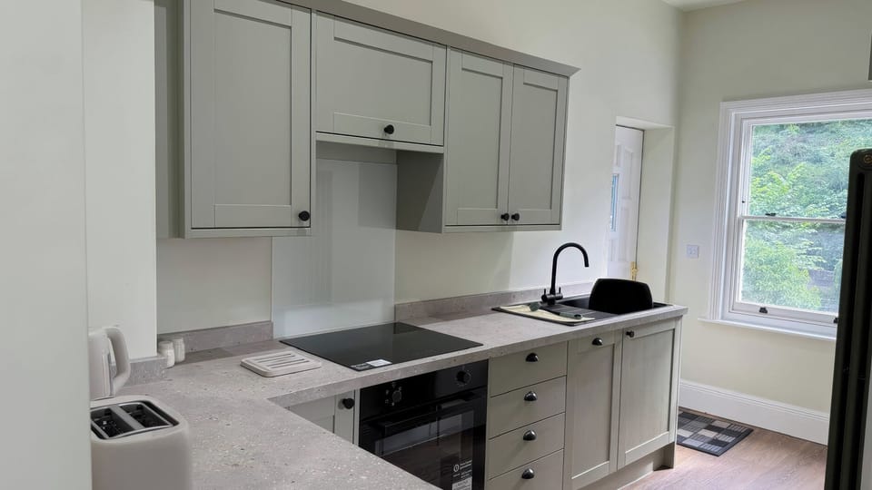 Cottage | Private kitchen | Dishwasher, cookware/dishes/utensils