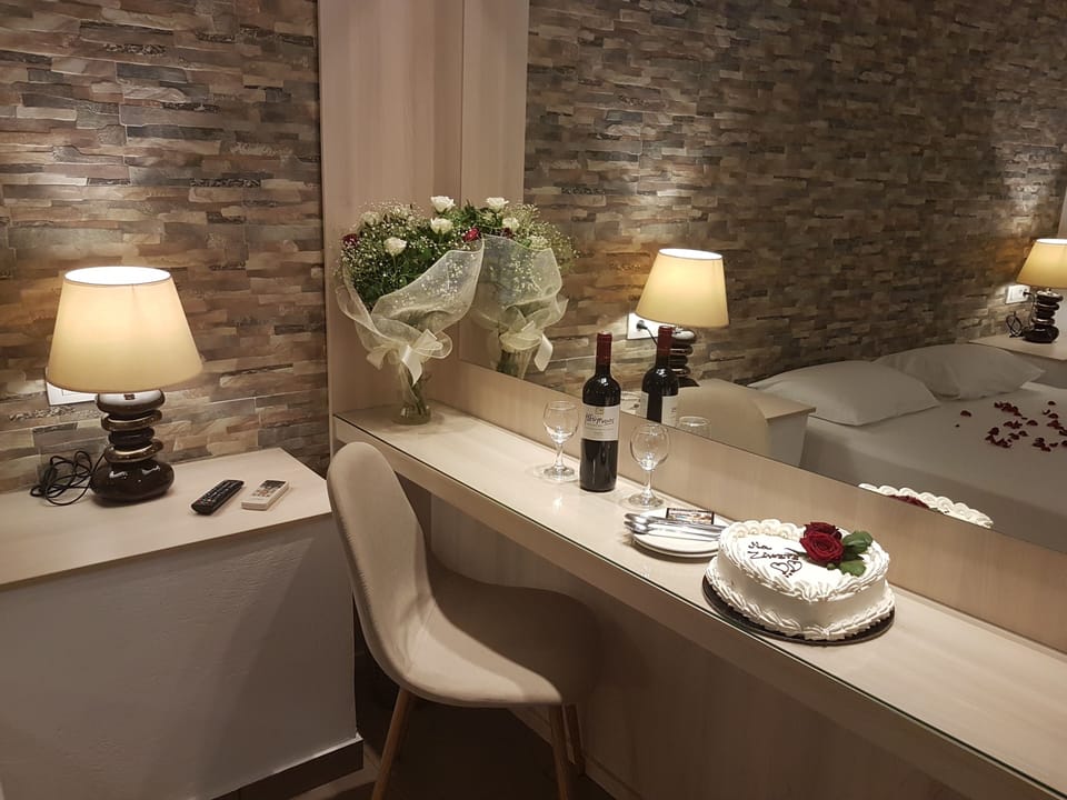 KALLISTI double room | Laptop workspace, iron/ironing board (on request), WiFi (free)