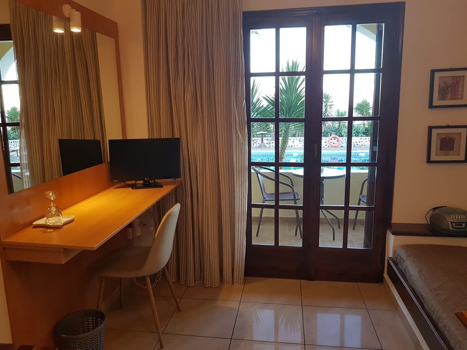 OASIS double room | Laptop workspace, iron/ironing board (on request), WiFi (free)
