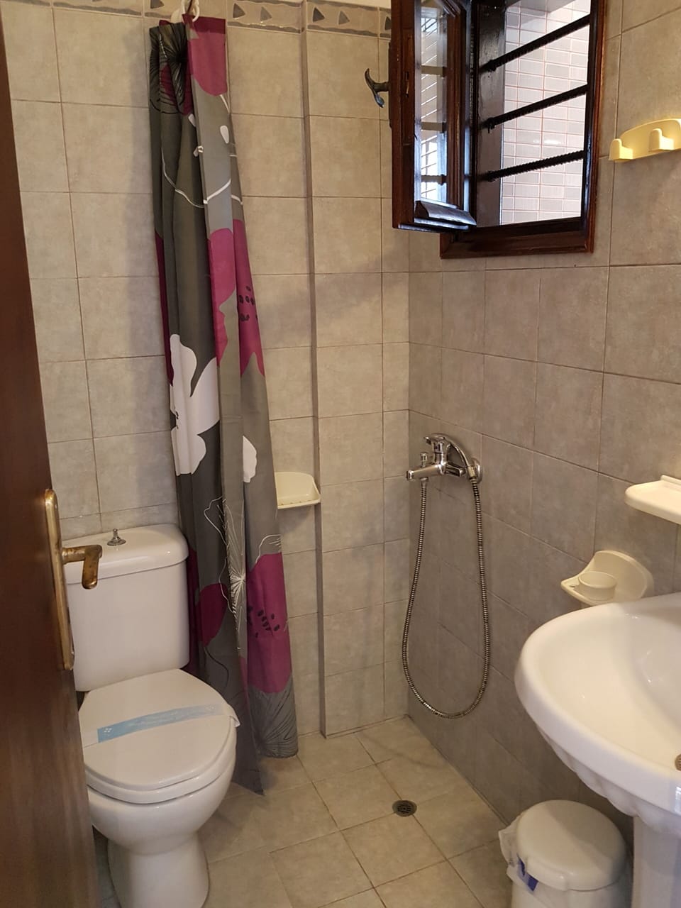 PETRA NERA tiny double room | Bathroom | Shower, hair dryer, slippers, towels