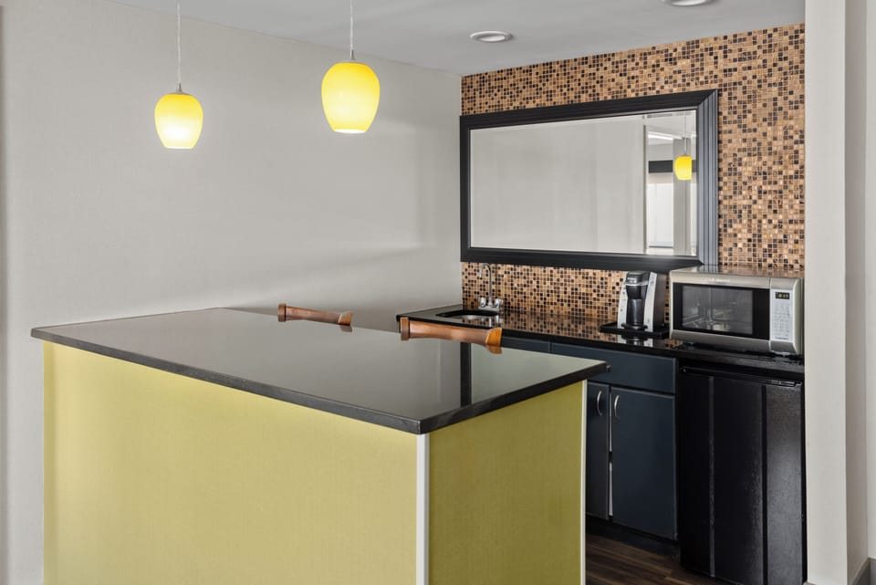 Suite, 1 Bedroom | Living area | 43-inch LED TV with satellite channels