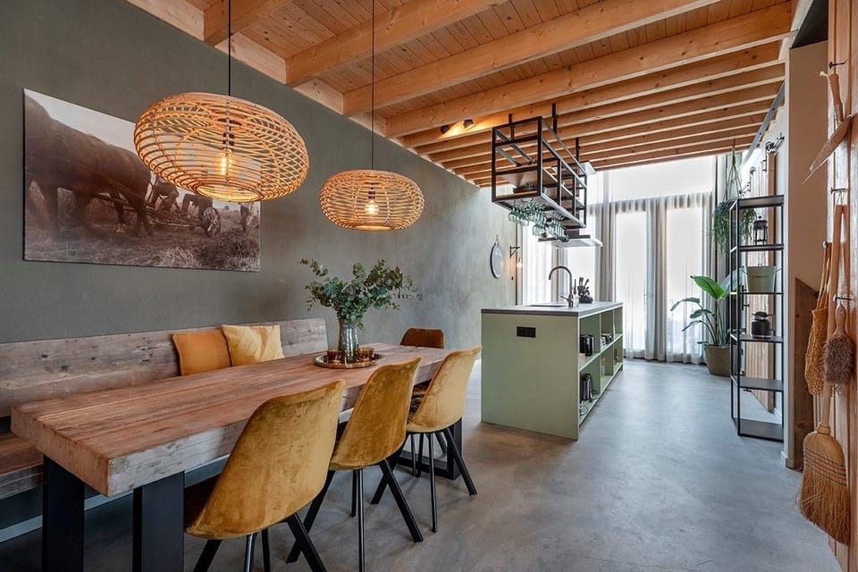 Open-Plan Kitchen with Dining Area and Kitchen Island