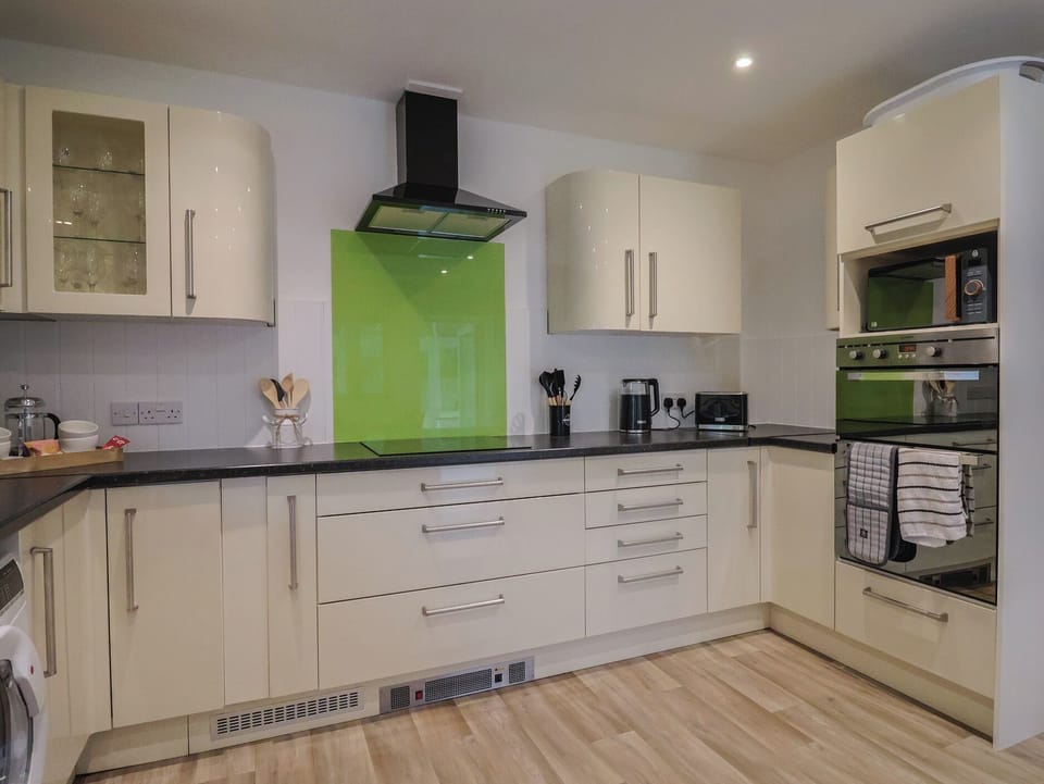 Cottage | Private kitchen | Dishwasher, cookware/dishes/utensils