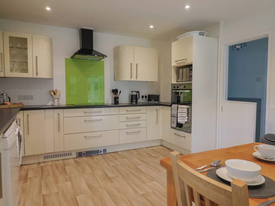 Cottage | Private kitchen | Dishwasher, cookware/dishes/utensils
