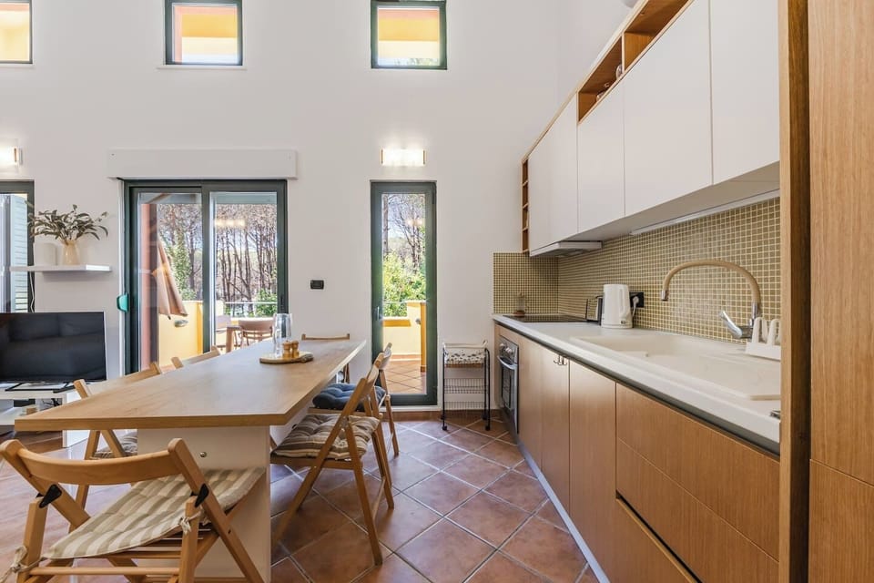 Dining area and fully-equipped kitchen