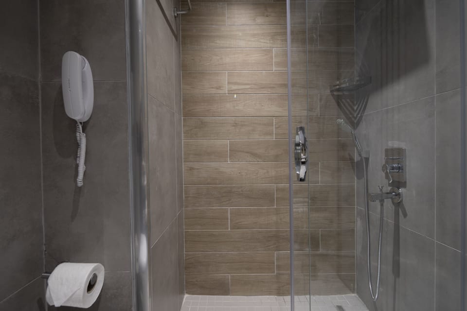 Comfort Room, 2 Bedrooms | Bathroom | Shower, free toiletries, hair dryer, towels