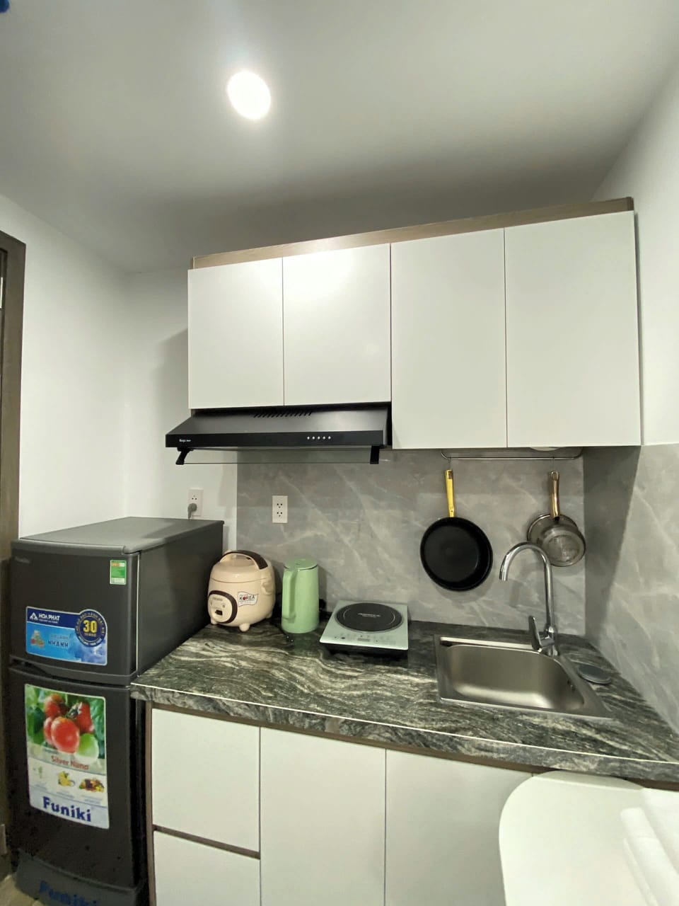 Oven, stovetop, cookware/dishes/utensils