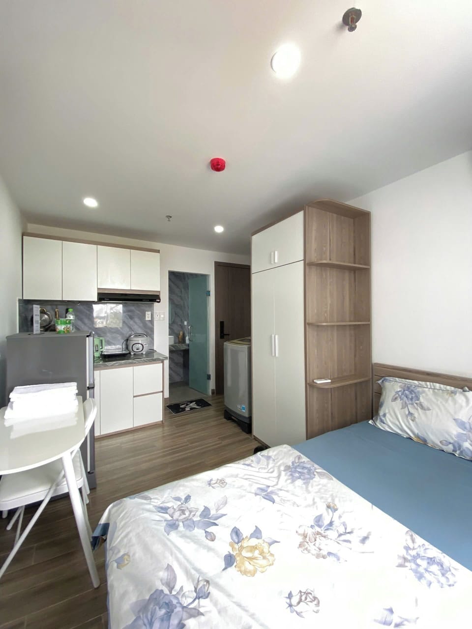 Classic Studio, 1 Large Twin Bed, Kitchen, Mountain View | Desk, blackout drapes, iron/ironing board, WiFi (free)