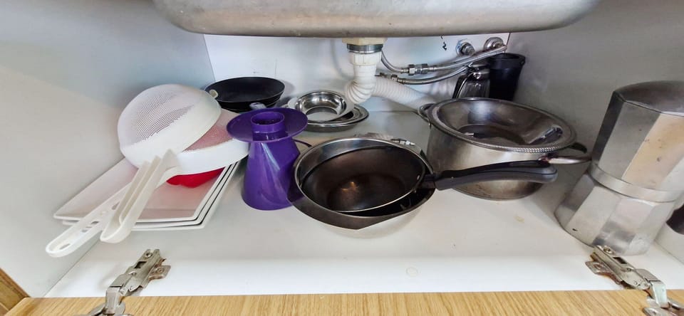 Comfort Apartment | Private kitchen | Fridge, cookware/dishes/utensils