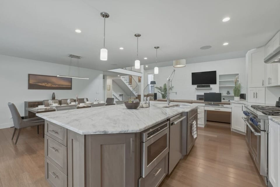 Fully equipped chef`s kitchen with high end appliances and bar seating