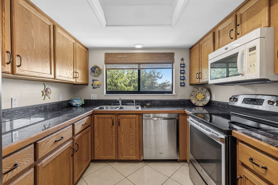 Fully equipped kitchen for quick bites or full meals