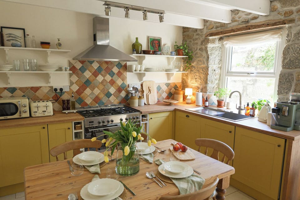 Cottage | Private kitchen | Dishwasher, cookware/dishes/utensils