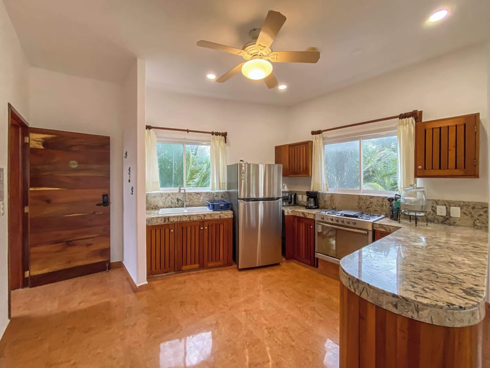 Fully equipped kitchen with island