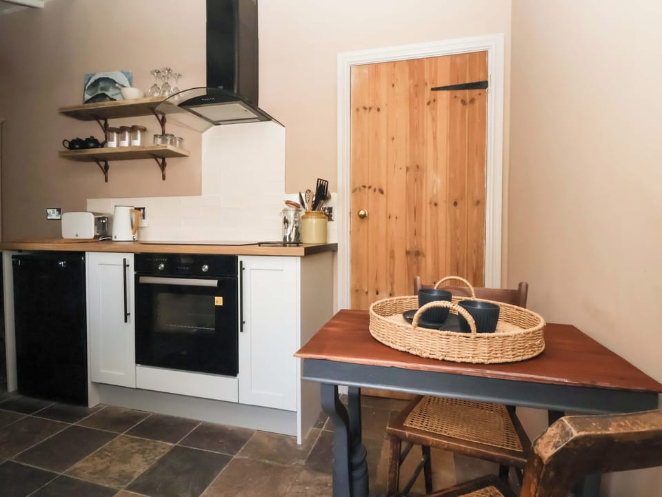 Cottage | Private kitchen | Cookware/dishes/utensils