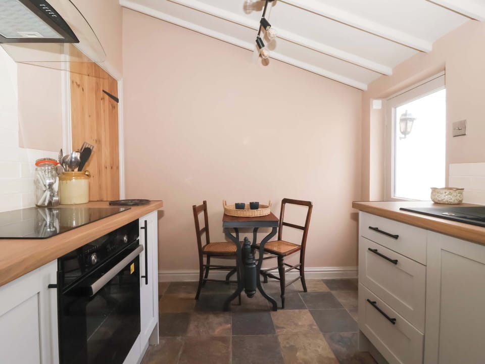 Cottage | Private kitchen | Cookware/dishes/utensils