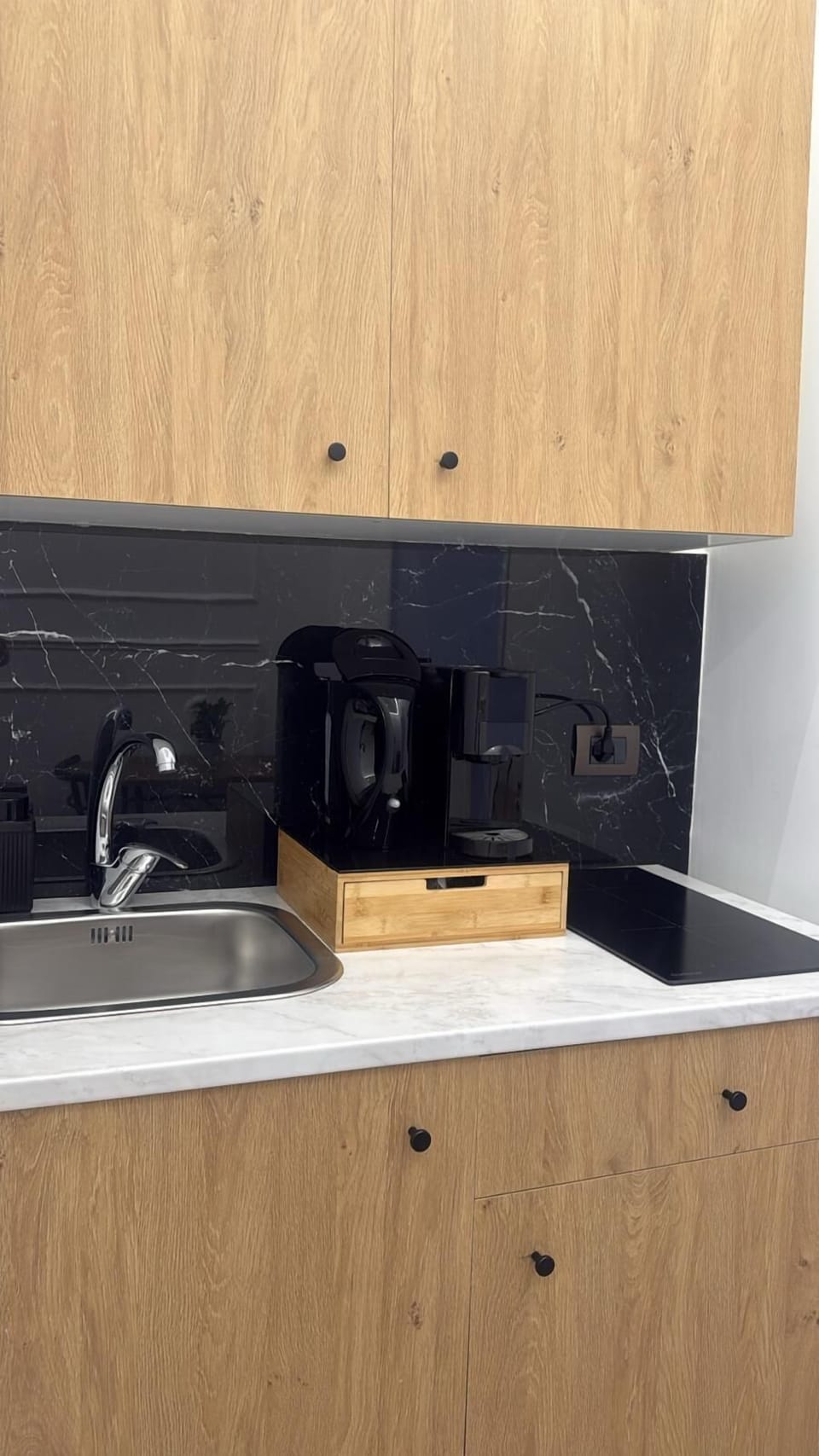 Deluxe Double Room, City View | Private kitchen | Mini-fridge, microwave, stovetop, electric kettle