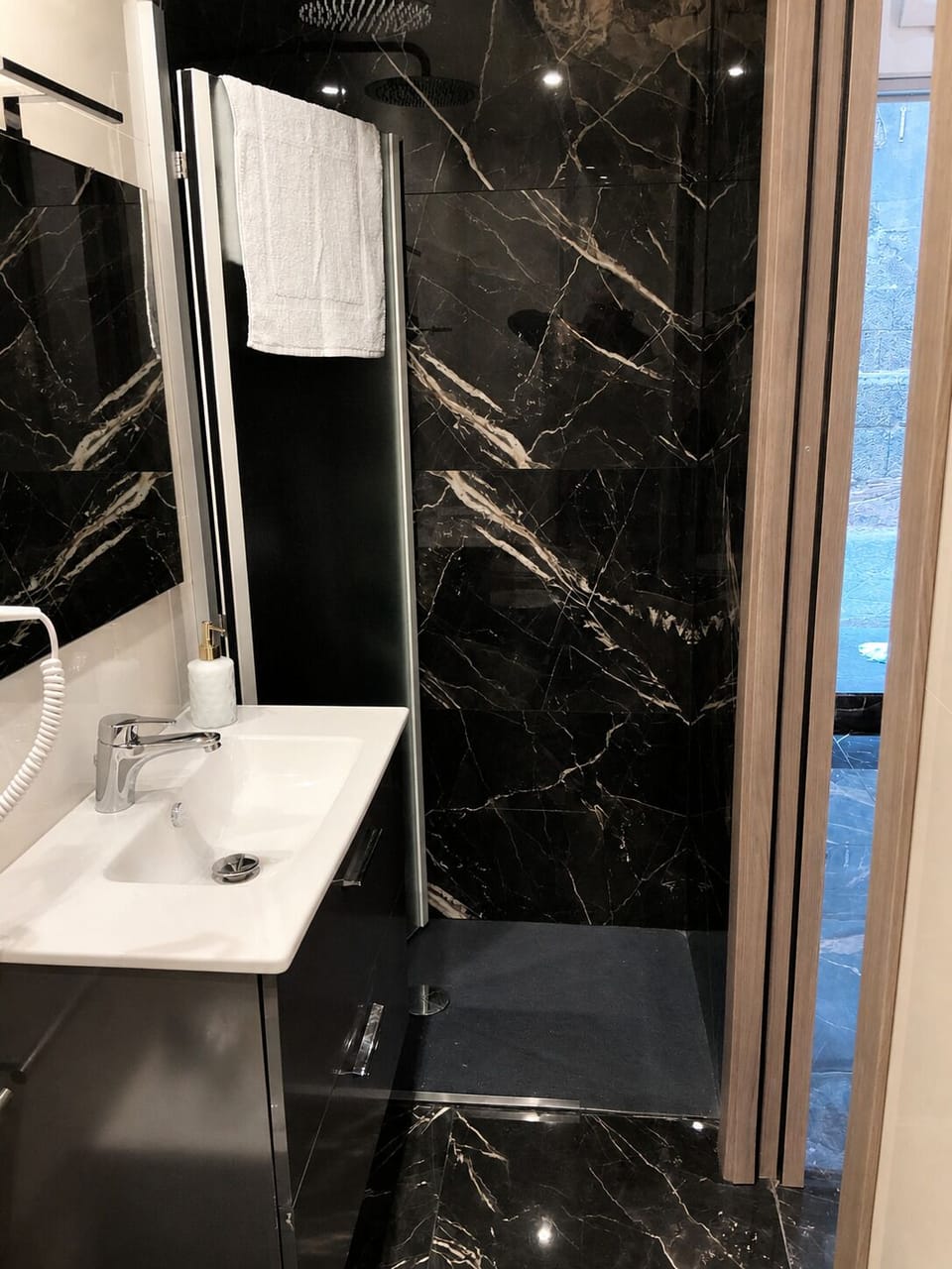 Santa Chiara 5 | Bathroom | Soap, shampoo, toilet paper