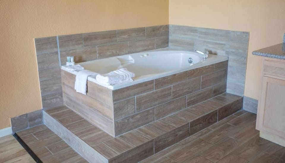 Romantic Suite | Bathroom | Towels, soap, shampoo, toilet paper