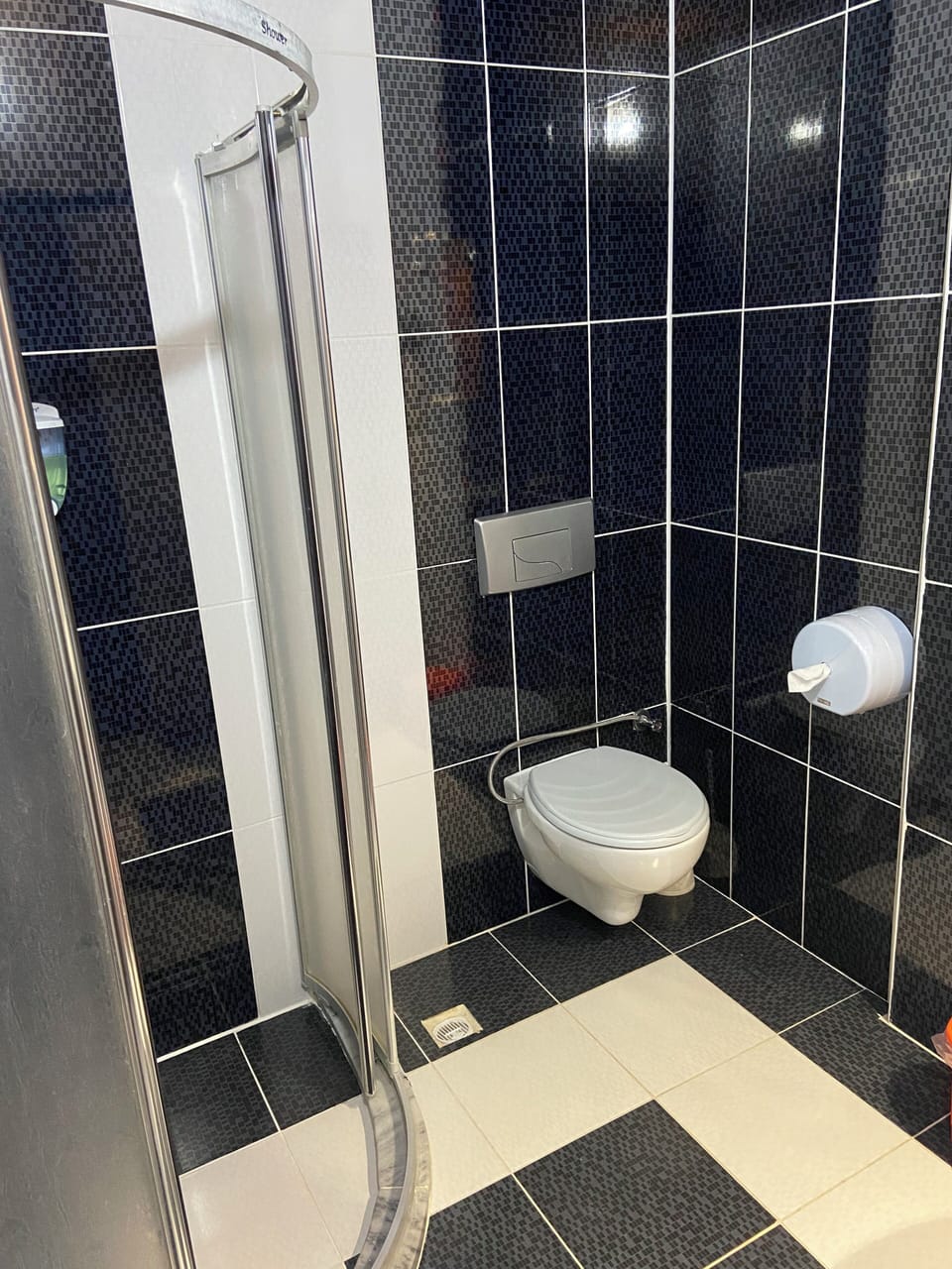 Studio Suite, Mountain View | Bathroom | Hair dryer, towels, soap, shampoo