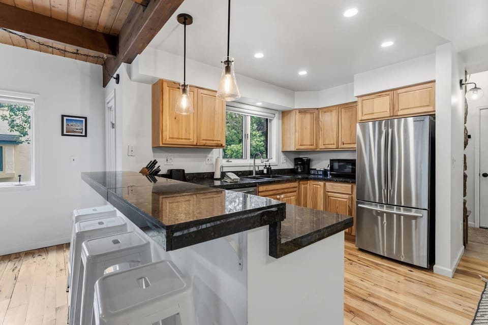 Fully equipped kitchen with 4-seater breakfast bar