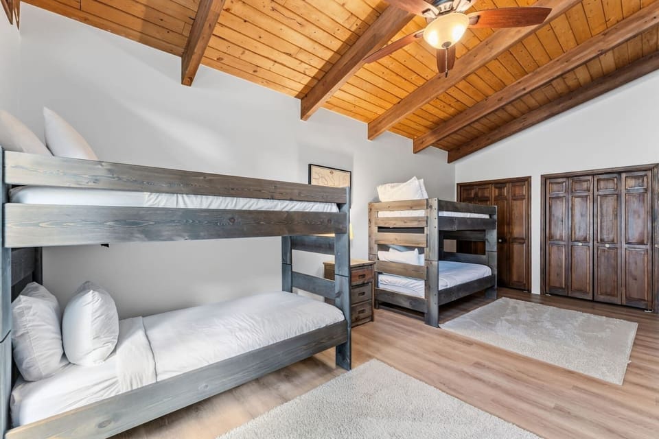 Bedroom 3: Twin bunk room with Smart Tv