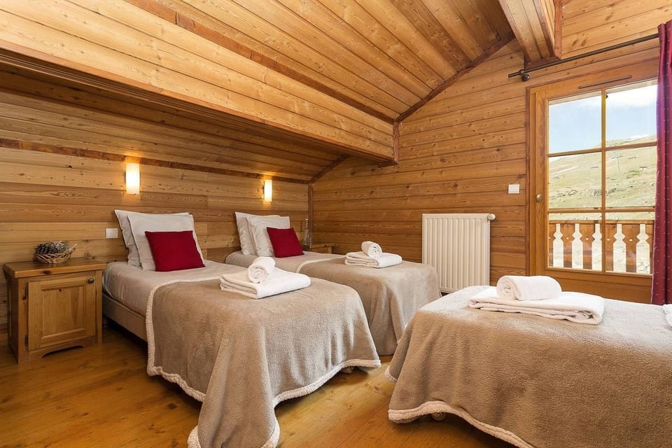 Two bedrooms each contain 3 Single beds.