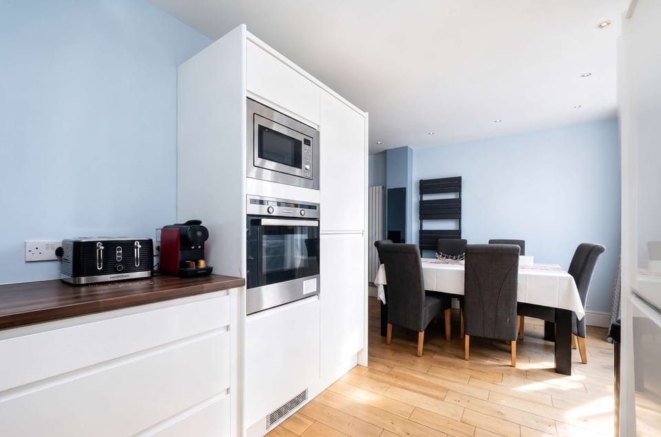 Open plan dining room and full kitchen