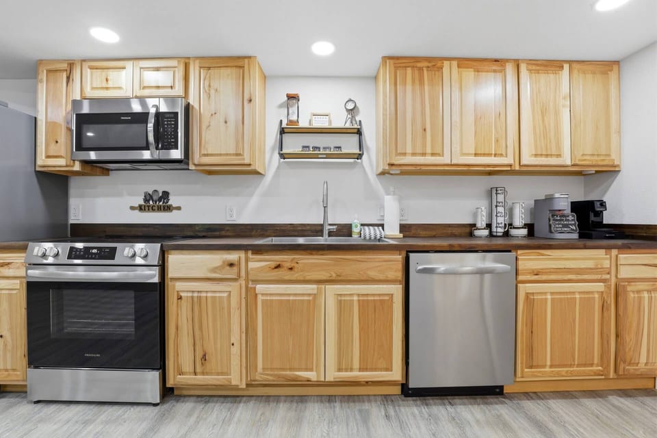 Whether you're cooking or eating out, the kitchen has you covered!