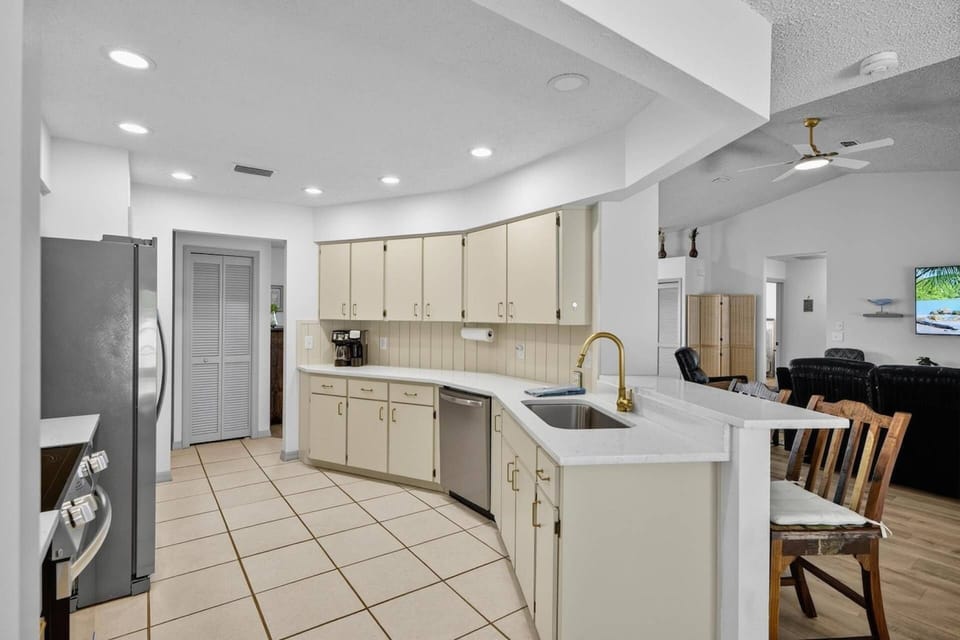 Well-equipped kitchen with everything you need for home-cooked meals, featuring an open concept layout.