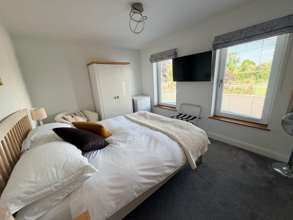 Deluxe Double Room, Garden View | Desk, laptop workspace, soundproofing, iron/ironing board