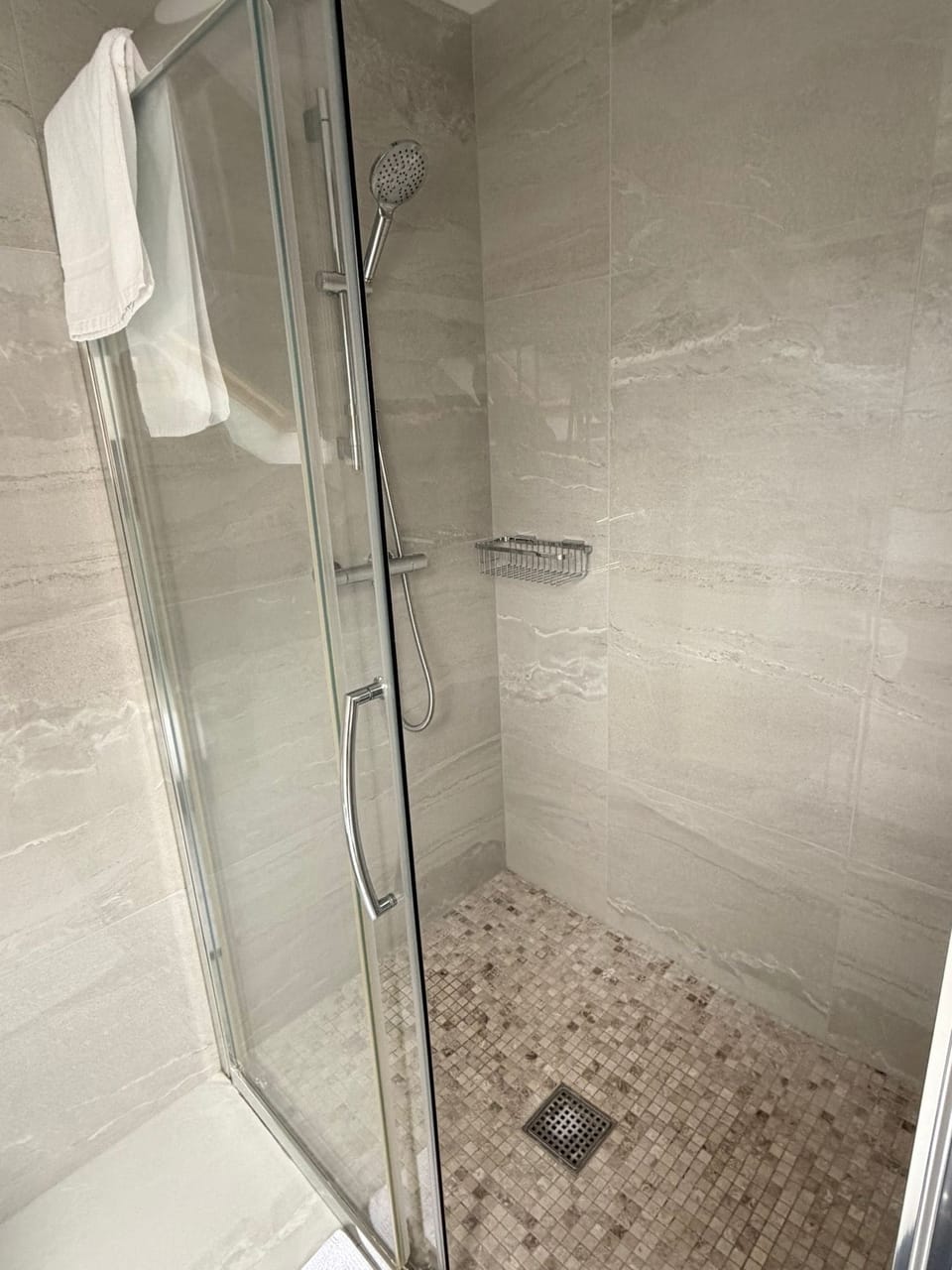 Deluxe Double Room, Garden View | Bathroom | Shower, hair dryer, slippers, towels