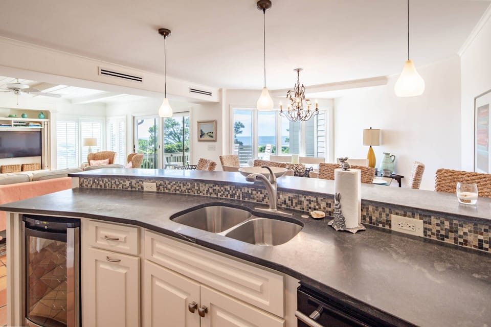 The open floor plan makes it very easy to interact with guests in the kitchen, dining area & living room.