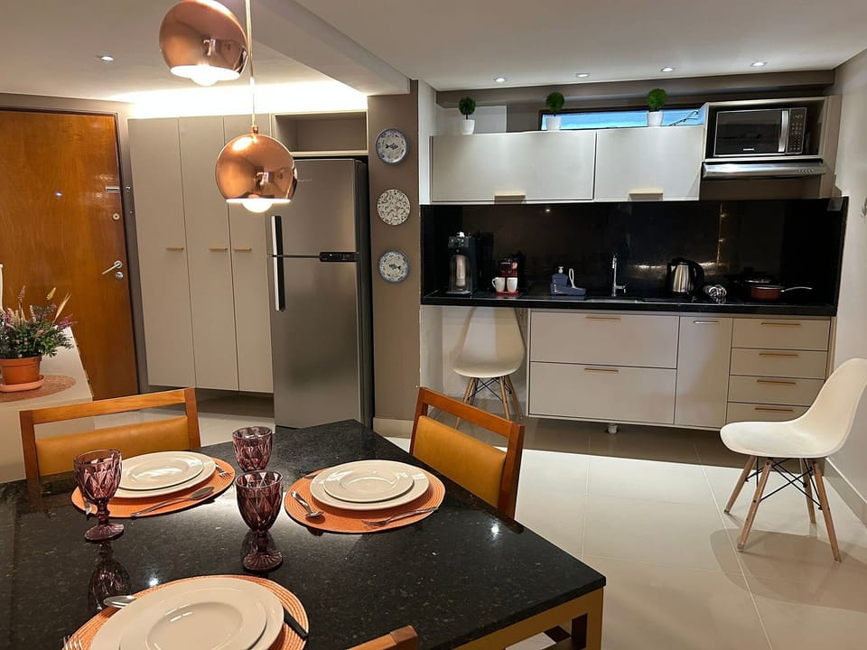Family Studio, Multiple Beds, Refrigerator & Microwave, Pool View | Dining