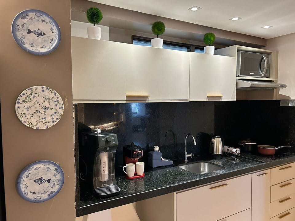 Family Studio, Multiple Beds, Refrigerator & Microwave, Pool View | Private kitchen