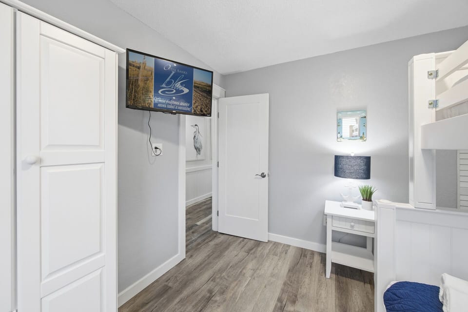 Mid-Level Bedroom with Pyramid Bunk