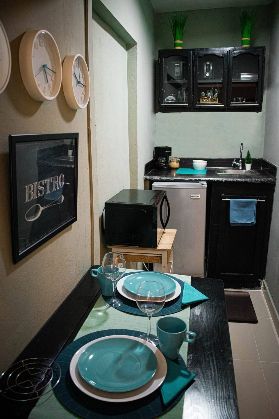 Studio, 1 Bedroom | Dining room