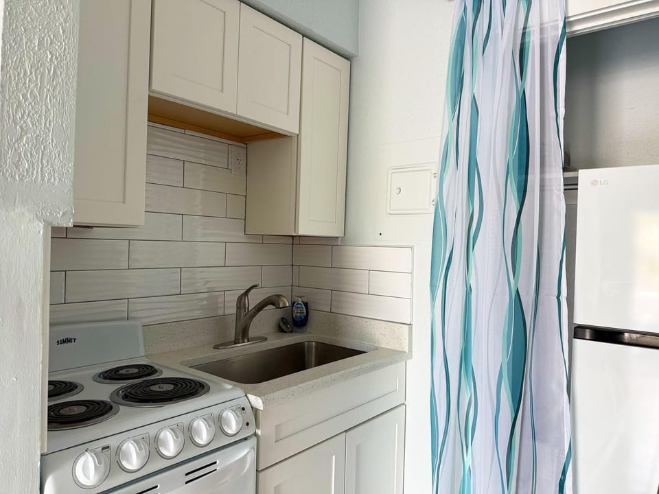 Venice Villas Studio – Ground Poolside Retreat (7950)