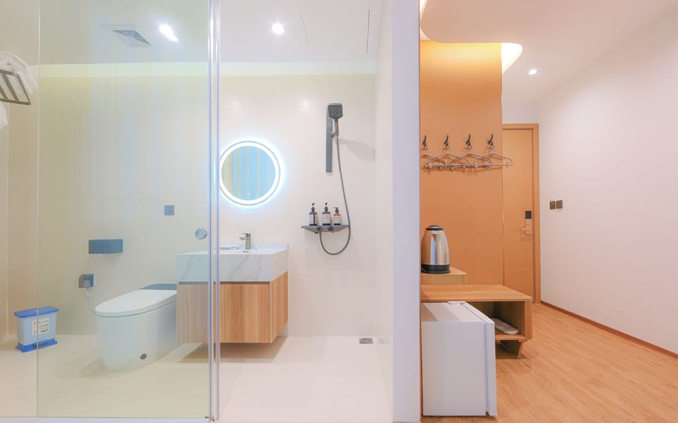 Standard Double or Twin Room, Park View | Bathroom | Shower, hydromassage showerhead, designer toiletries, hair dryer