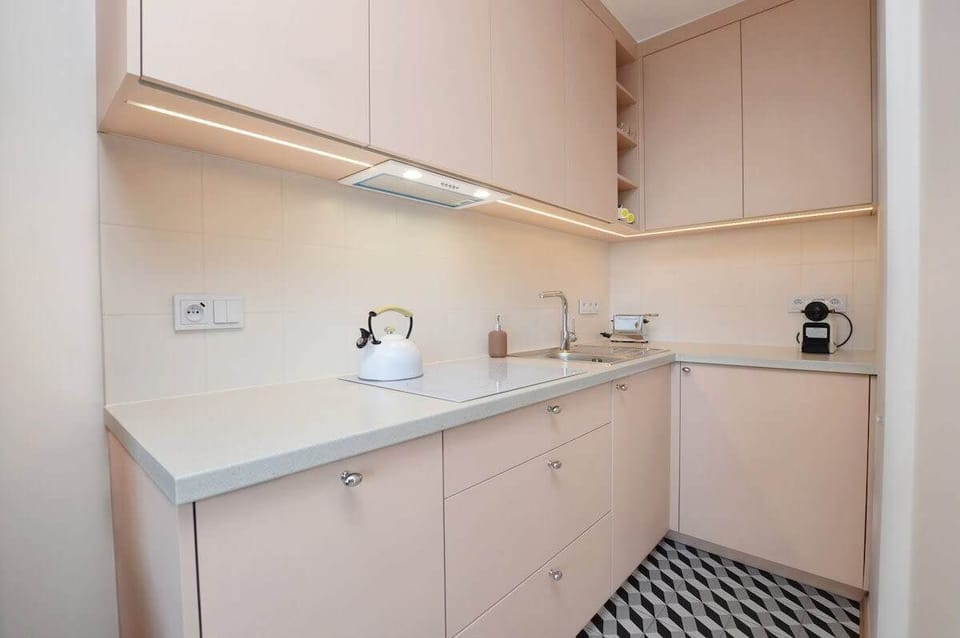 Modern, fully equipped kitchenette. 