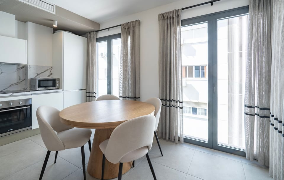 Dining area & kitchen