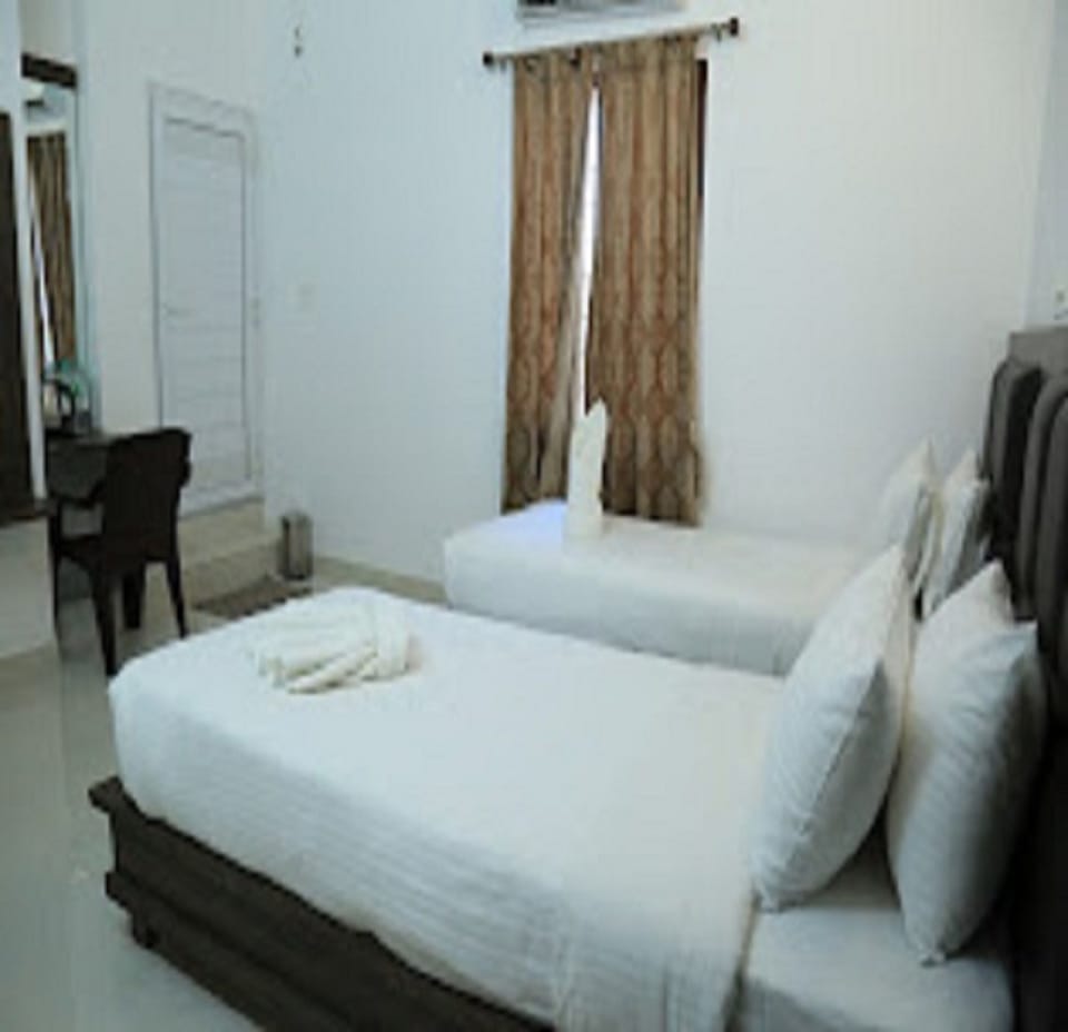 Deluxe Room | Hypo-allergenic bedding, desk, soundproofing, free WiFi