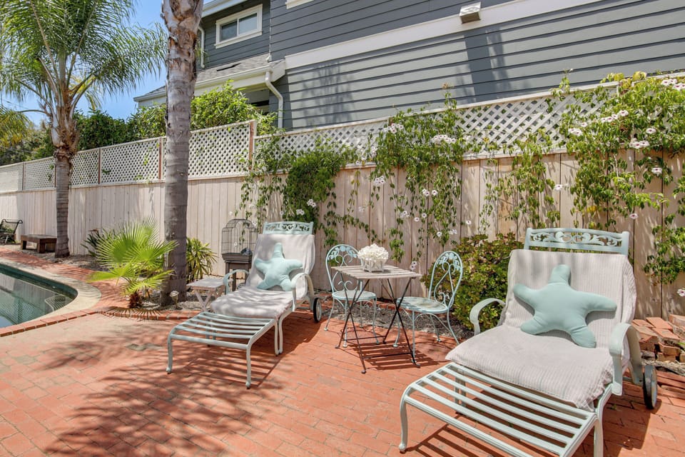 Patio w/ Lounge Chairs & Dining Area