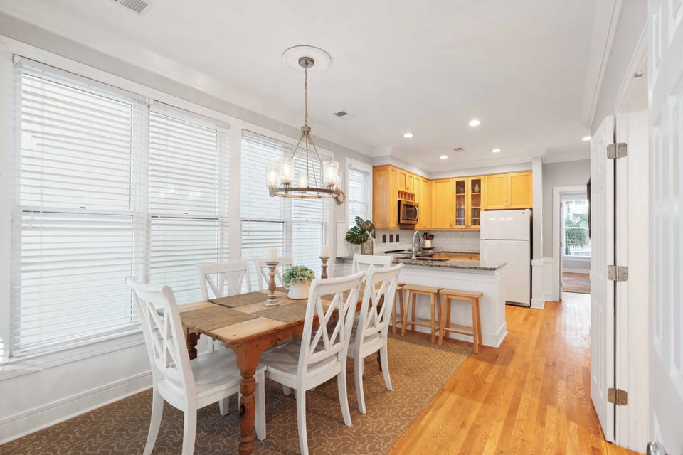 Fully integrated open floor plan linking the dining space and kitchen, perfect for entertaining.