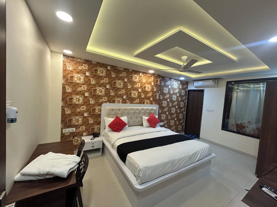 Royal Room | Desk, laptop workspace, WiFi (free)